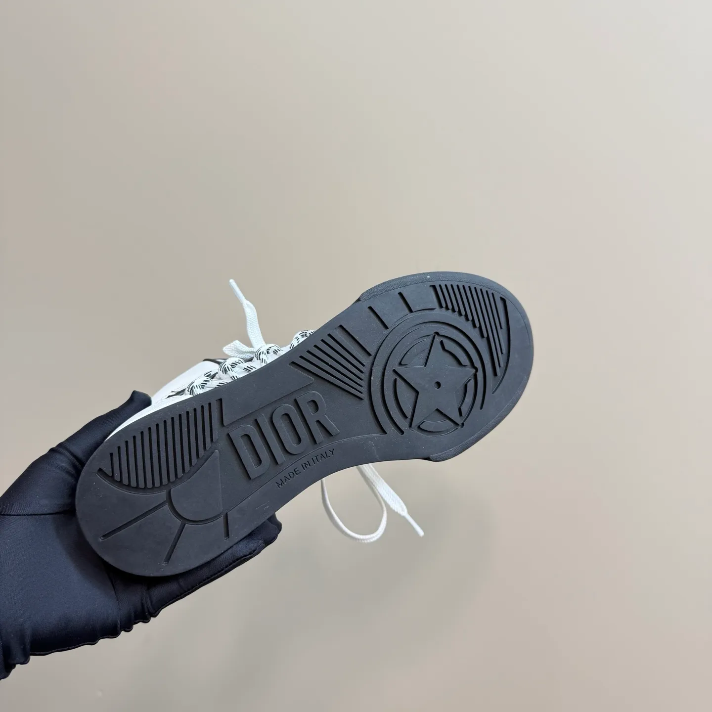 👟👟Ex-factory price 580👟👟 New in the 2025 series, this Dior, C'est sneaker shows eye-catching and fashionable style. Carefully crafted, the hollow design on the side of the upper is super fashionable, and the details also add a touch of elegance. The lightweight two-tone sole offers exceptional comfort and sporty style. Can add a stylish touch to any casual look. The tongue and sole are decorated with Christian Paris logo, and Niu Jing is designed with cowhide leather. Women's size 35-40 (customized to 40)